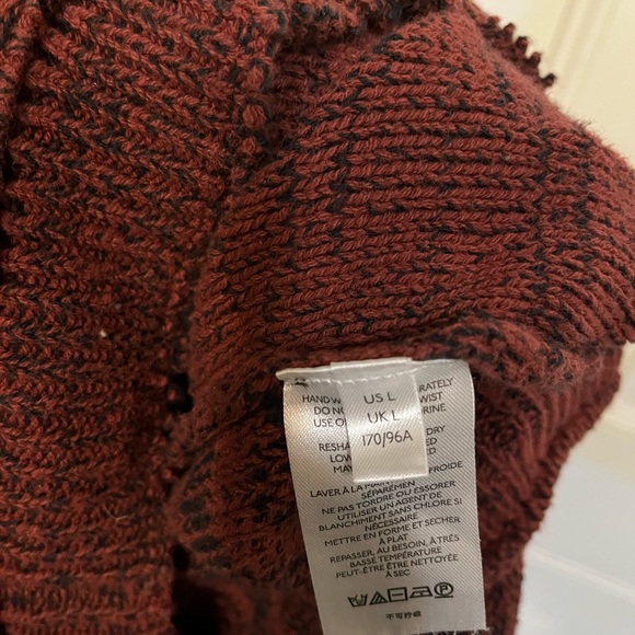 Urban Outfitters l Burgundy Lillian’s Distressed Cardigan - Picture 4 of 5